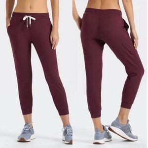 Vuori WOMEN'S PERFORMANCE JOGGER in RUBY